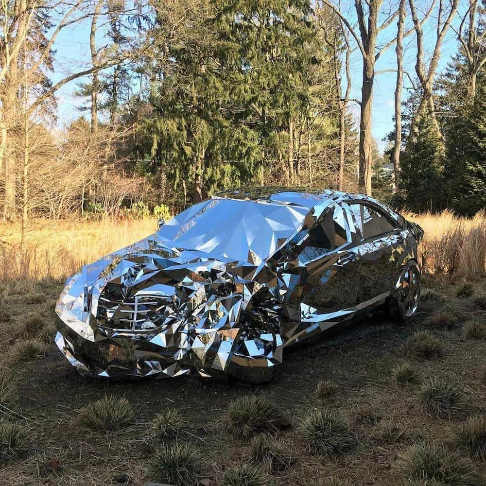 Glimmend wrak van een Mercedes-Benz 40 wreck is een glimmend autowrak