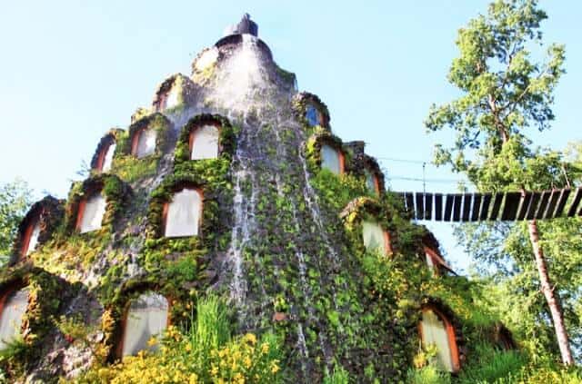 Magisch hotel met waterval