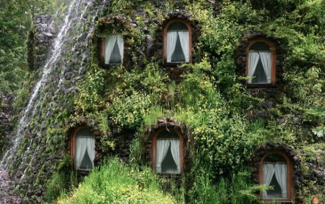 Magisch hotel met waterval