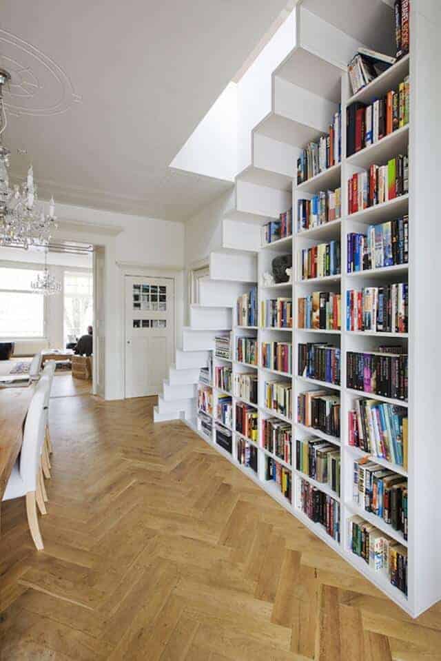 Trap met ingebouwde boekenkast