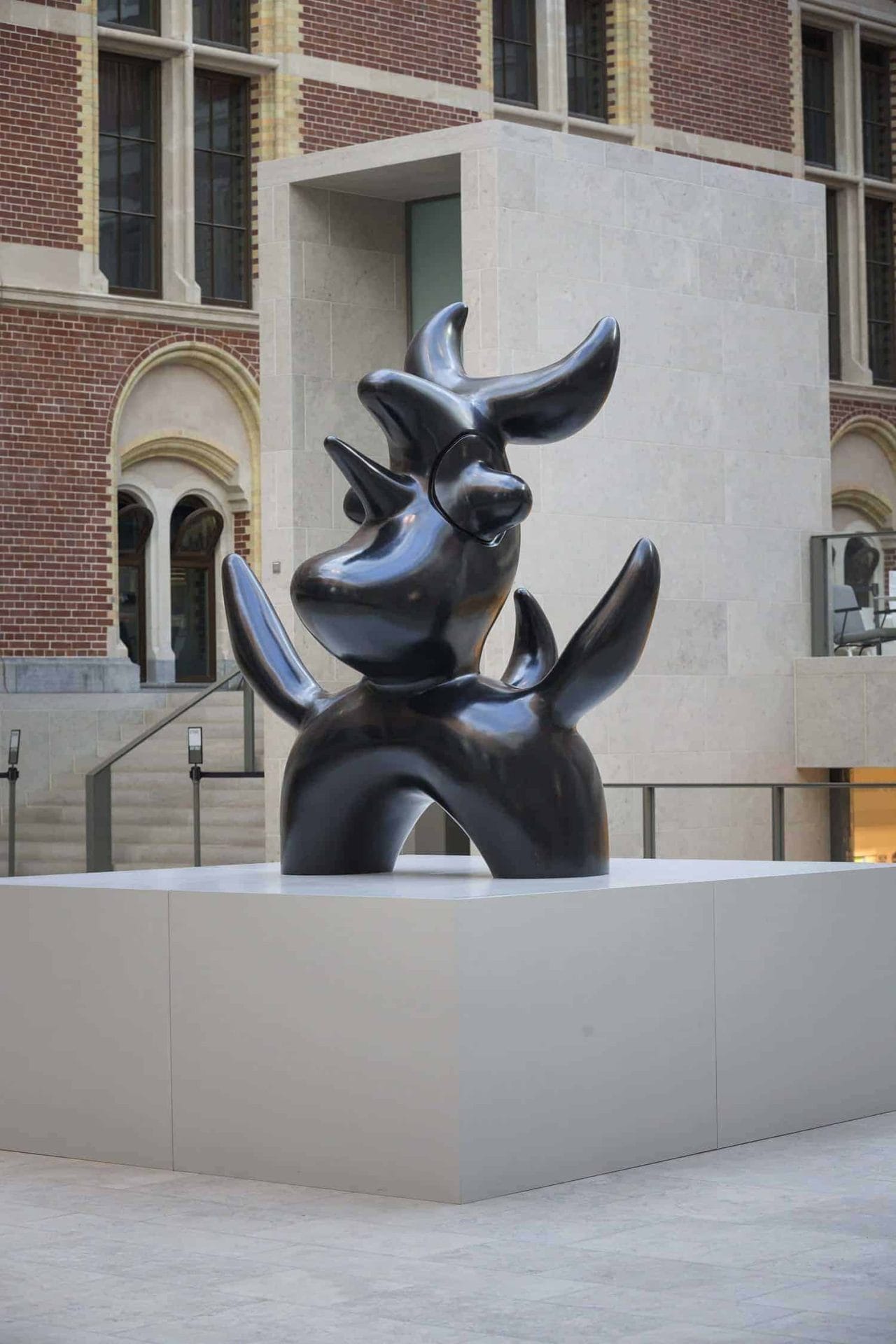 Joan Miró in de tuinen van het Rijksmuseum 46 Miró in de tuinen van het Rijksmuseum