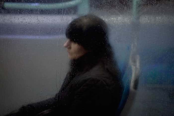 buspassagier in het donker