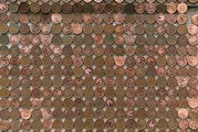 munten aan de muur