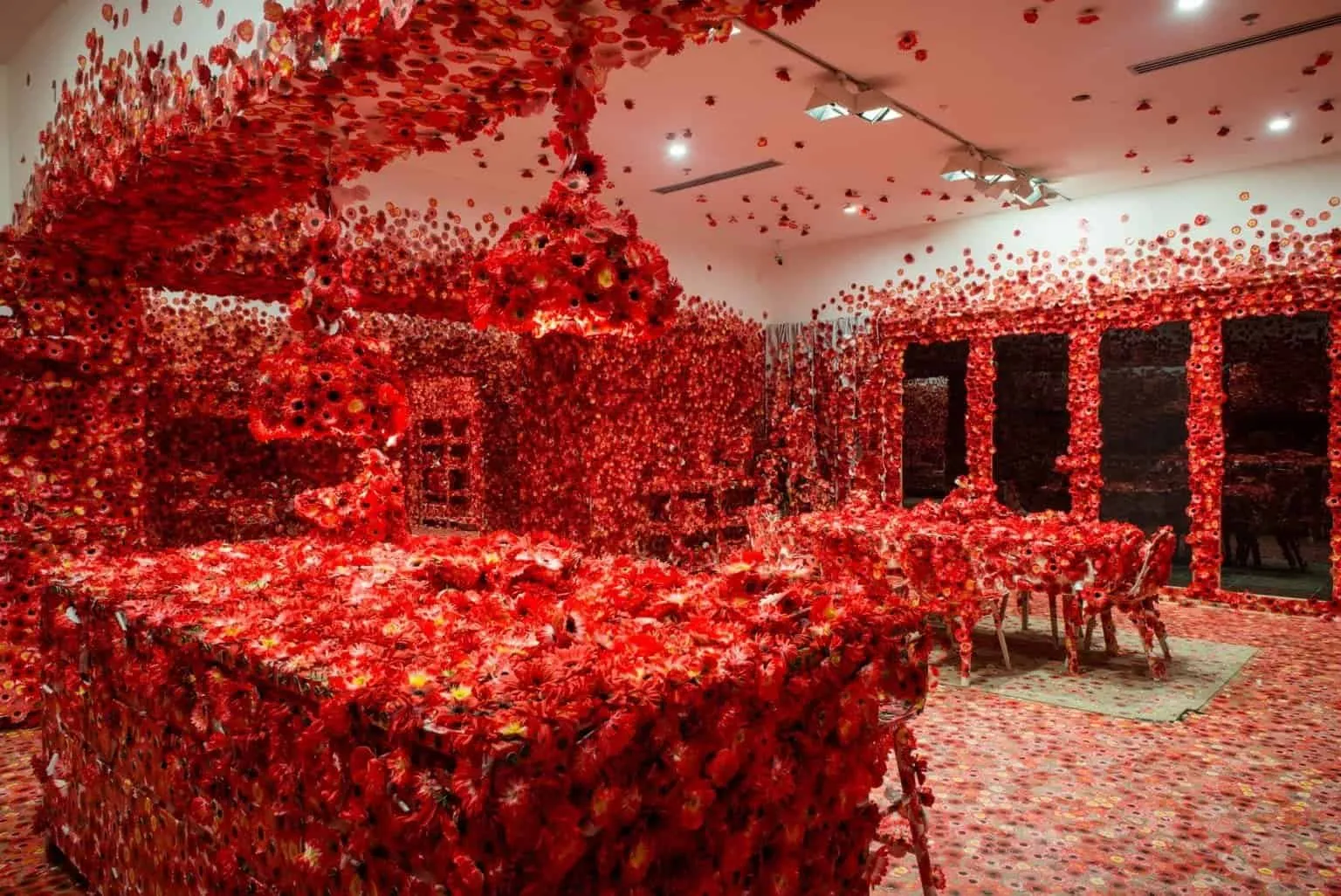 Yayoi Kusama laat bezoekers een kamer versieren 42 overal bloemen