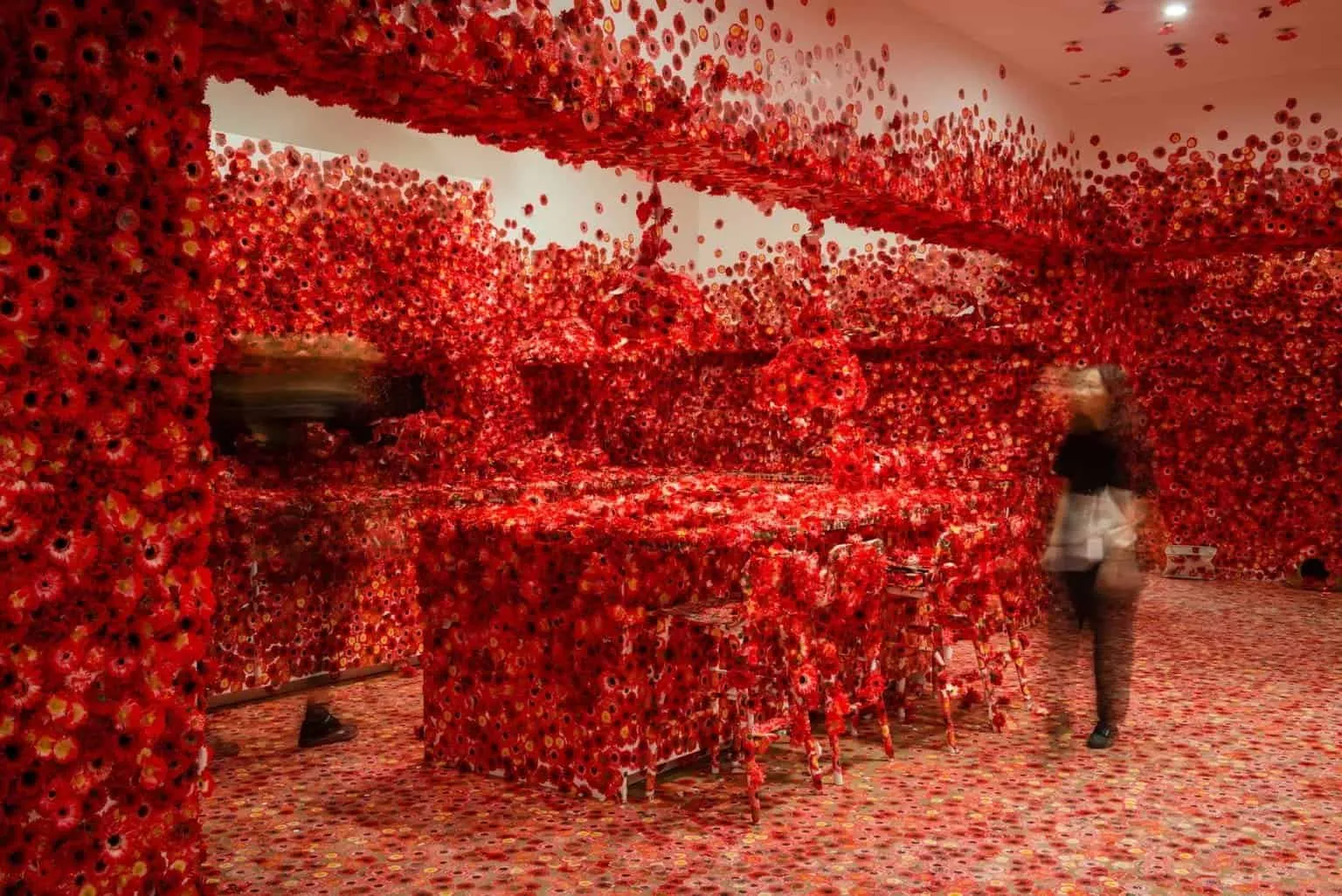 Yayoi Kusama laat bezoekers een kamer versieren 43 overal bloemen