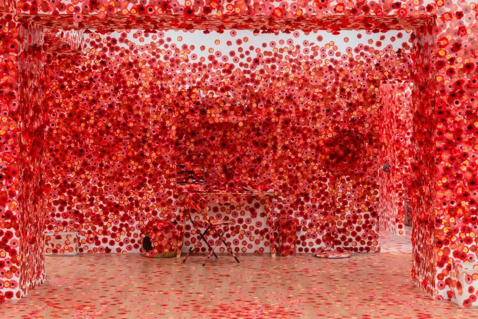 Yayoi Kusama laat bezoekers een kamer versieren 44 overal bloemen