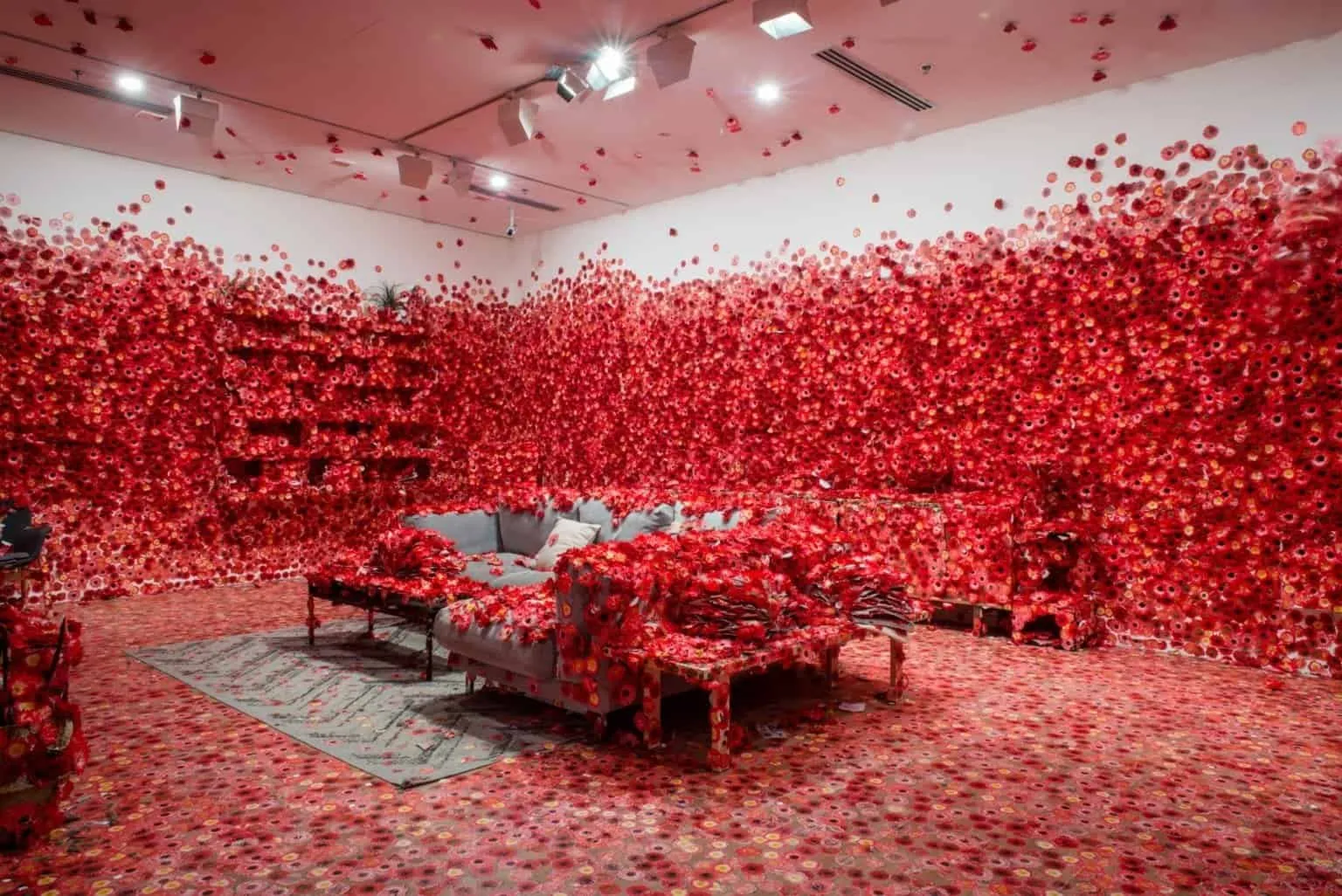 Yayoi Kusama laat bezoekers een kamer versieren 45 overal bloemen