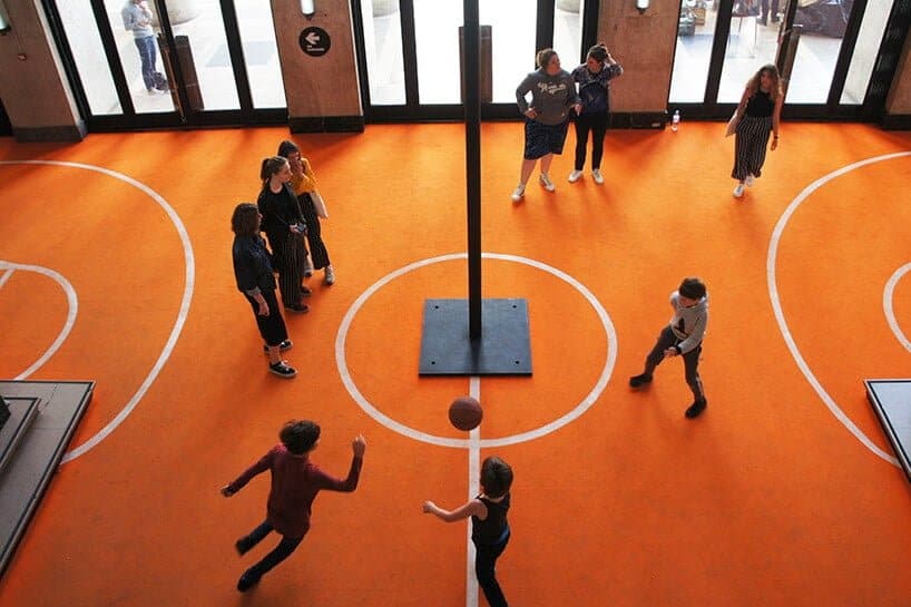 basketbal in een museum
