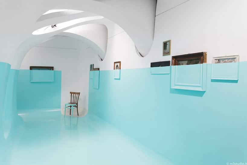 Davide D'Elia bedekt galerie met dikke lagen blauwe verf