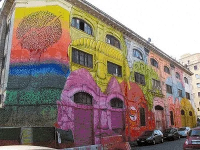 Kunstenaar Blu geeft een gebouw in Rome vele gezichten