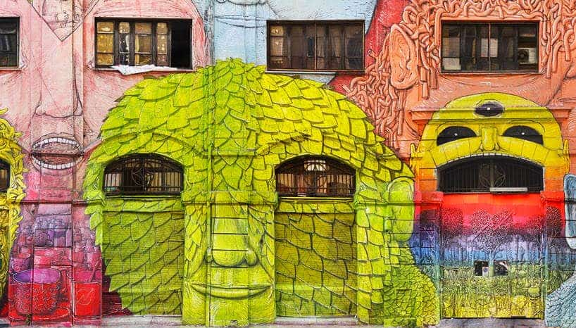Kunstenaar Blu geeft een gebouw in Rome vele gezichten
