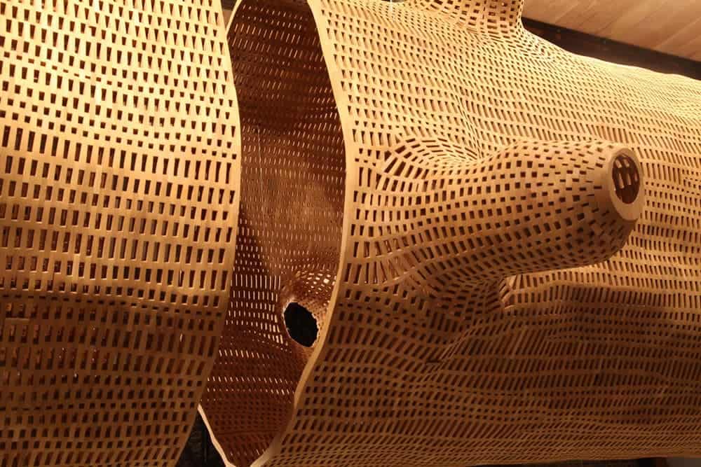 Kunstenaar John Grade maakt houten kopie van een grote boom