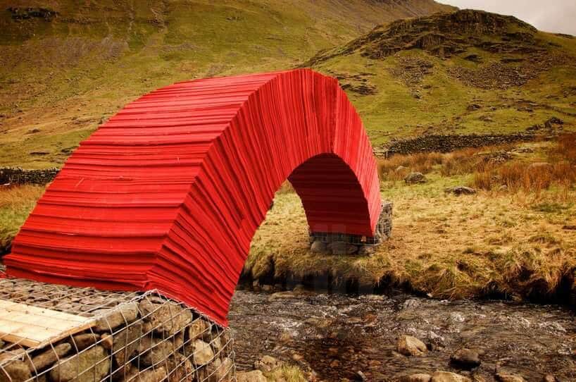 brug van rood papier