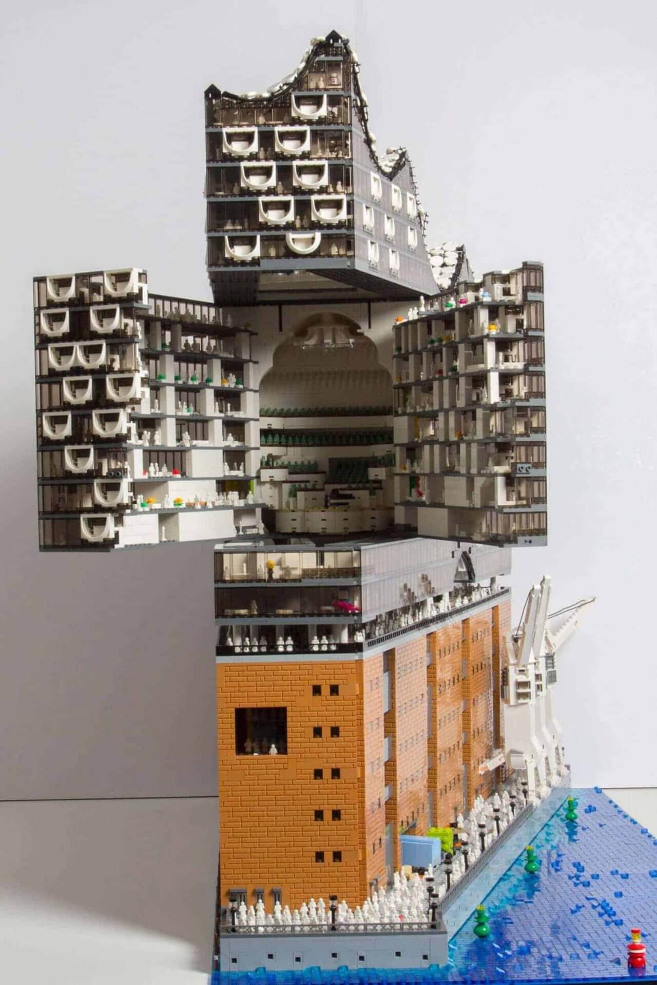 De Elbphilharmonie in Hamburg nagebouwd met LEGO 41 Elbphilharmonie van LEGO