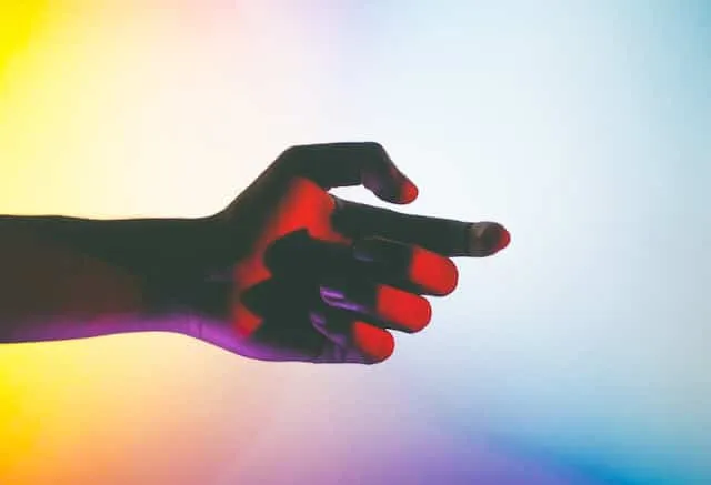 een hand in gekleurd licht