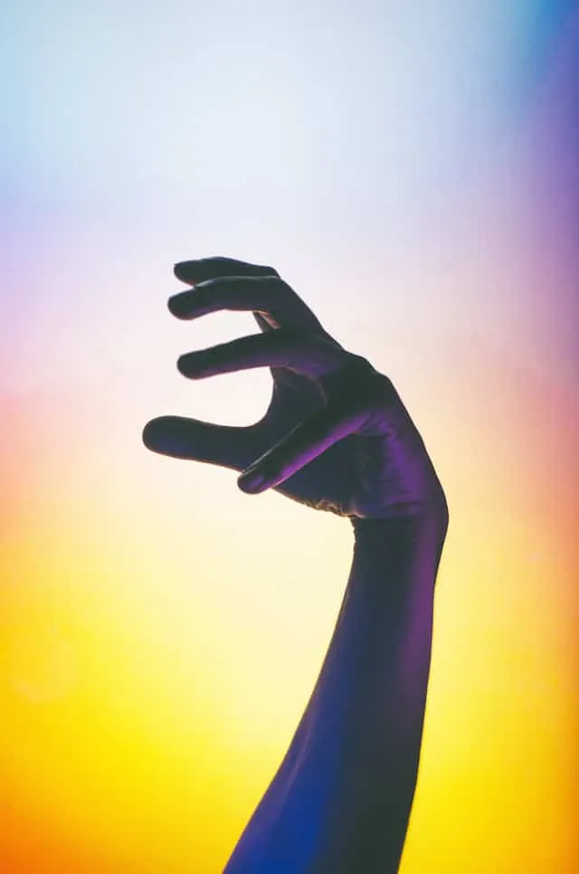 een hand in gekleurd licht