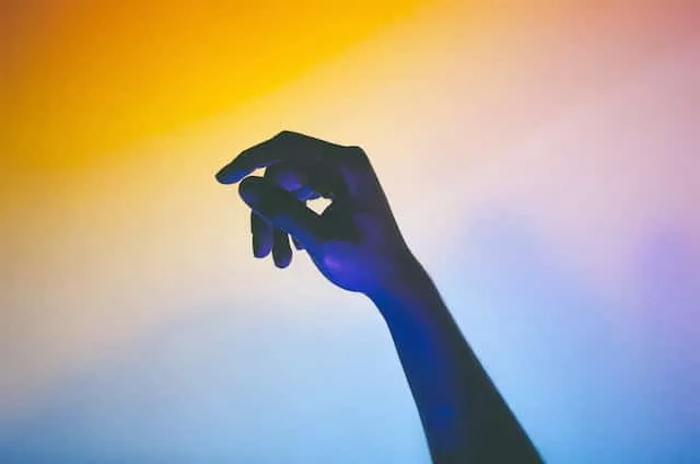 een hand in gekleurd licht
