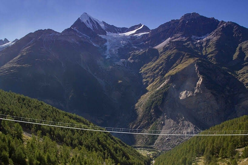 voetgangersbrug in Zwitserland