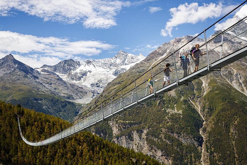 voetgangersbrug in Zwitserland
