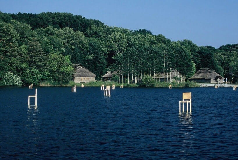 stoelen op een meer