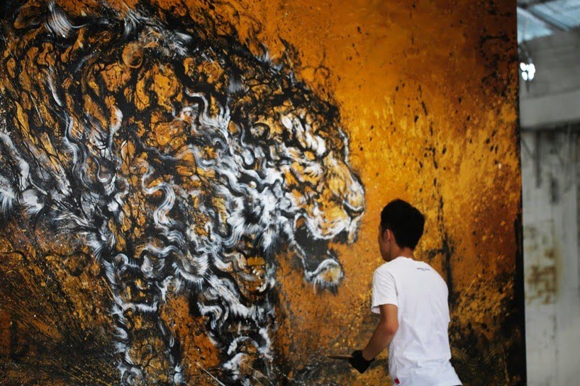 Kunstenaar Hua Tunan aan het werk