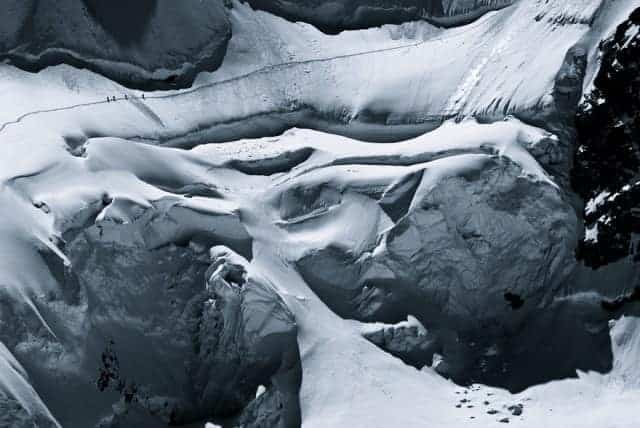 Prachtige foto van wandelaars op besneeuwde bergen
