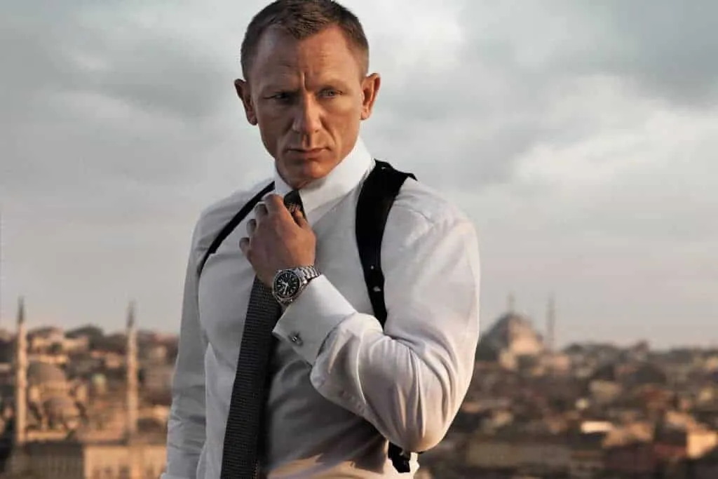 james bond met zijn horloge