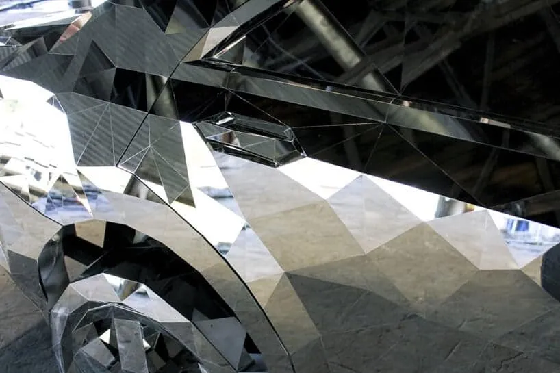 Glimmend wrak van een Mercedes-Benz 47 wreck is een glimmend autowrak