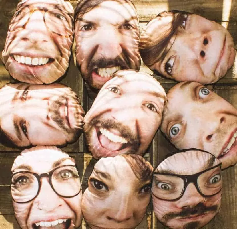 zelfportret op een kussen