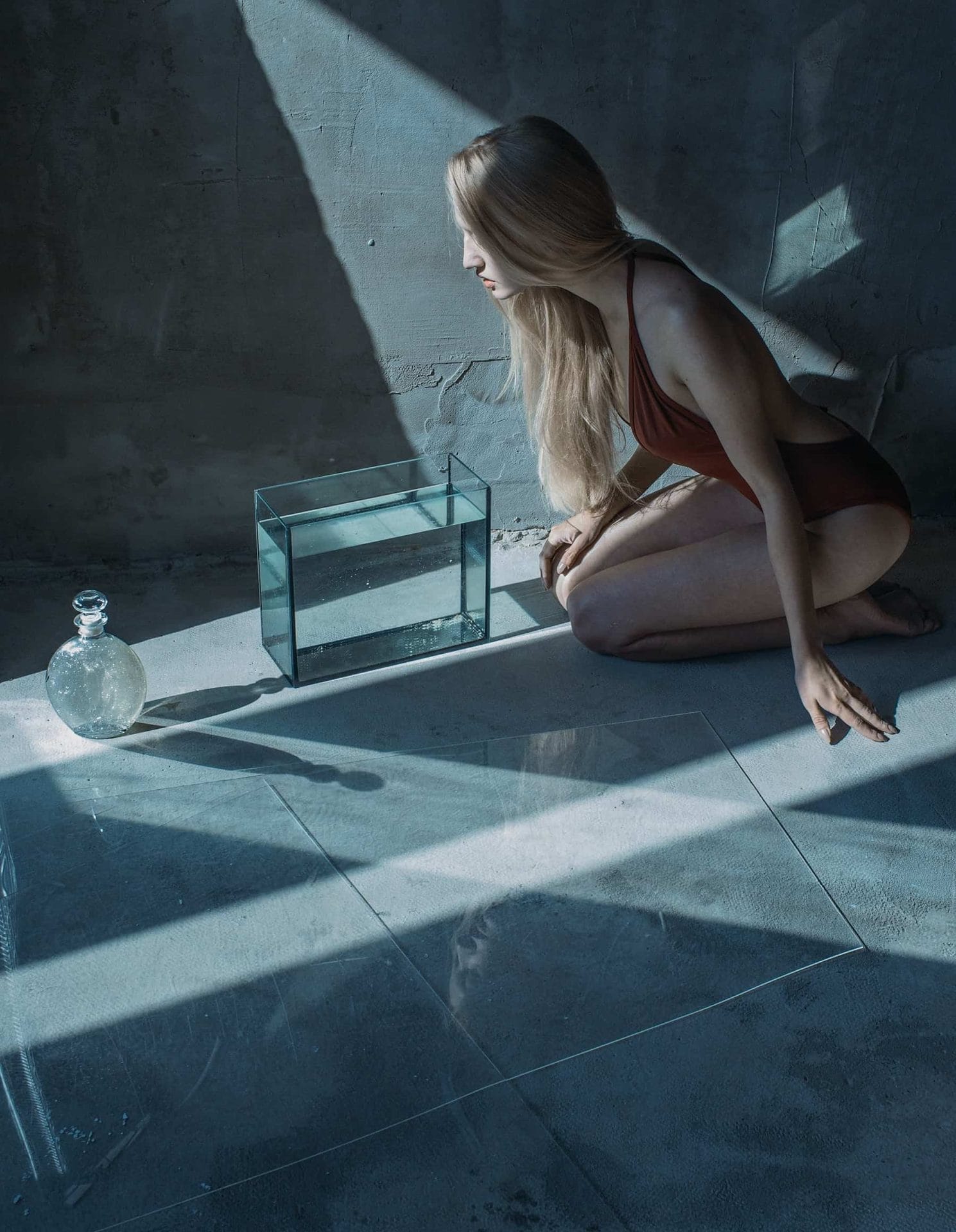 Poetische beelden van een vrouwen en een bak water