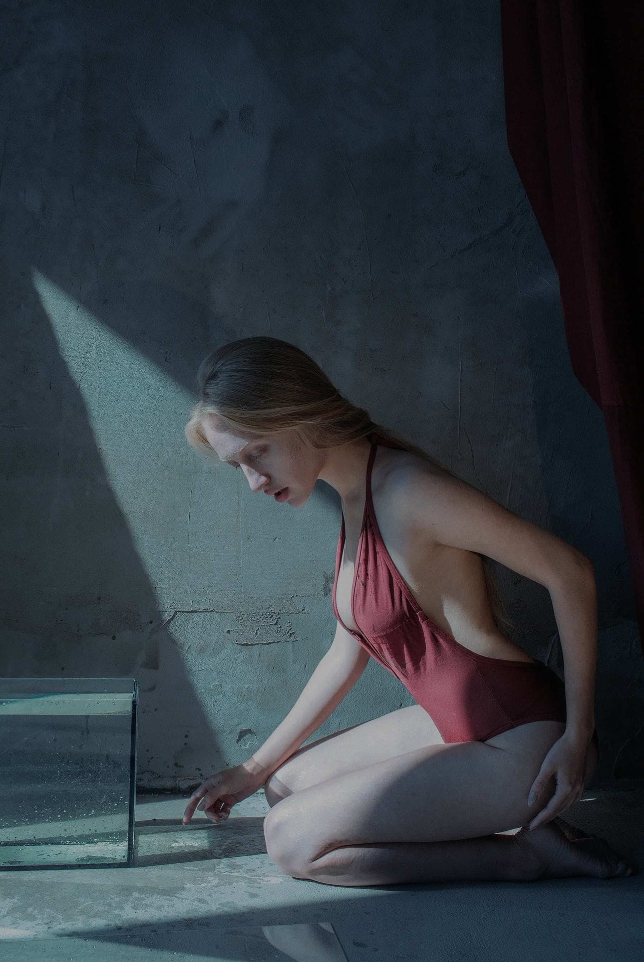 Poetische beelden van een vrouwen en een bak water