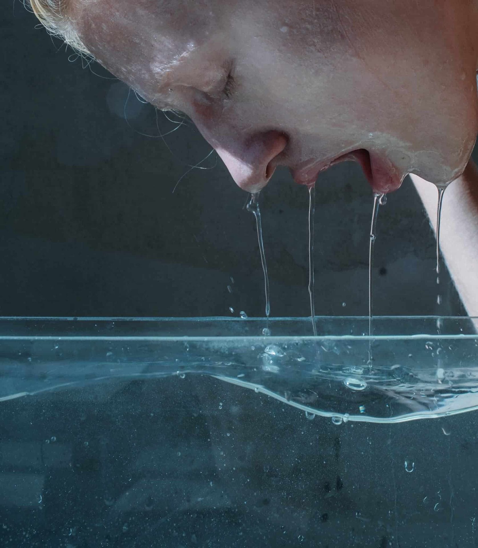 Poetische beelden van een vrouwen en een bak water