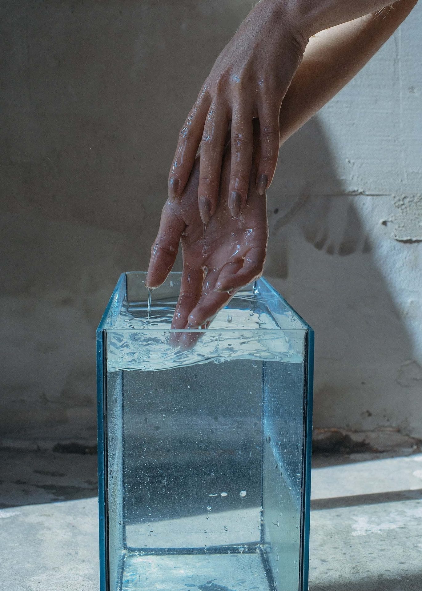 Poetische beelden van een vrouwen en een bak water