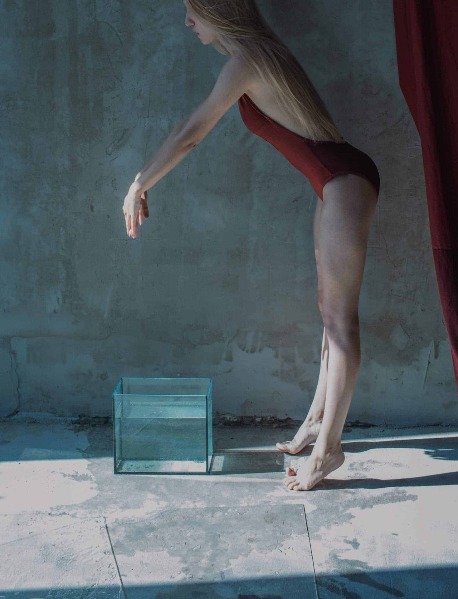 Poetische beelden van een vrouwen en een bak water