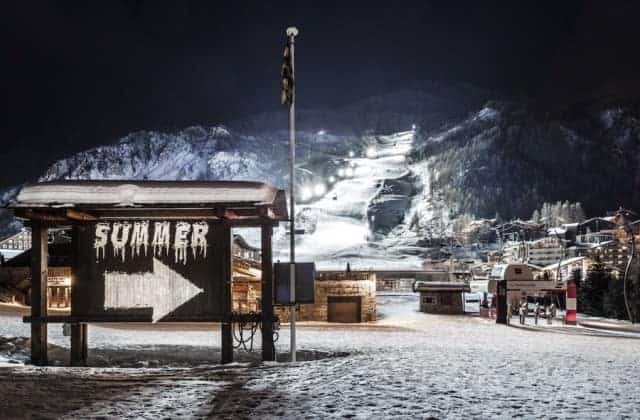 Nachtelijke projecties in een wintersportdorp