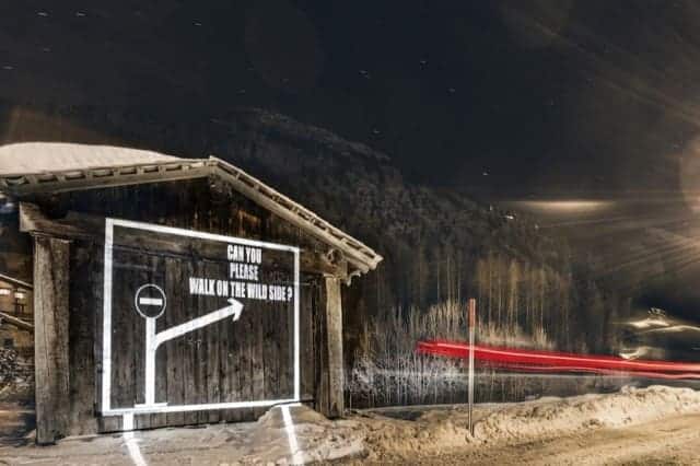 Nachtelijke projecties in een wintersportdorp