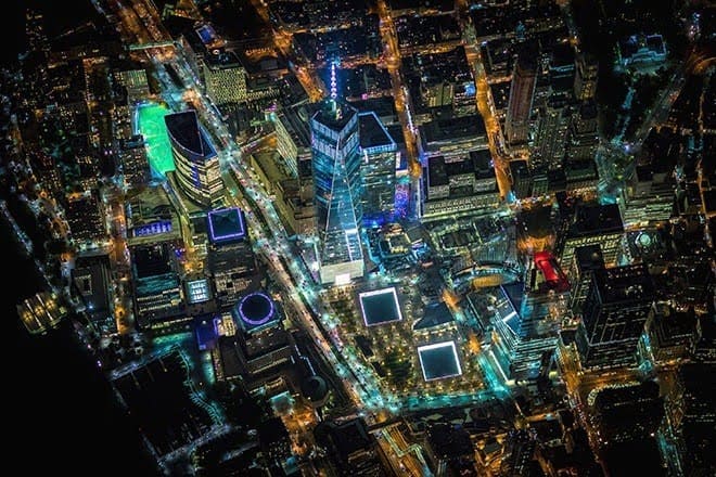 Nachtelijk New York vanuit de lucht