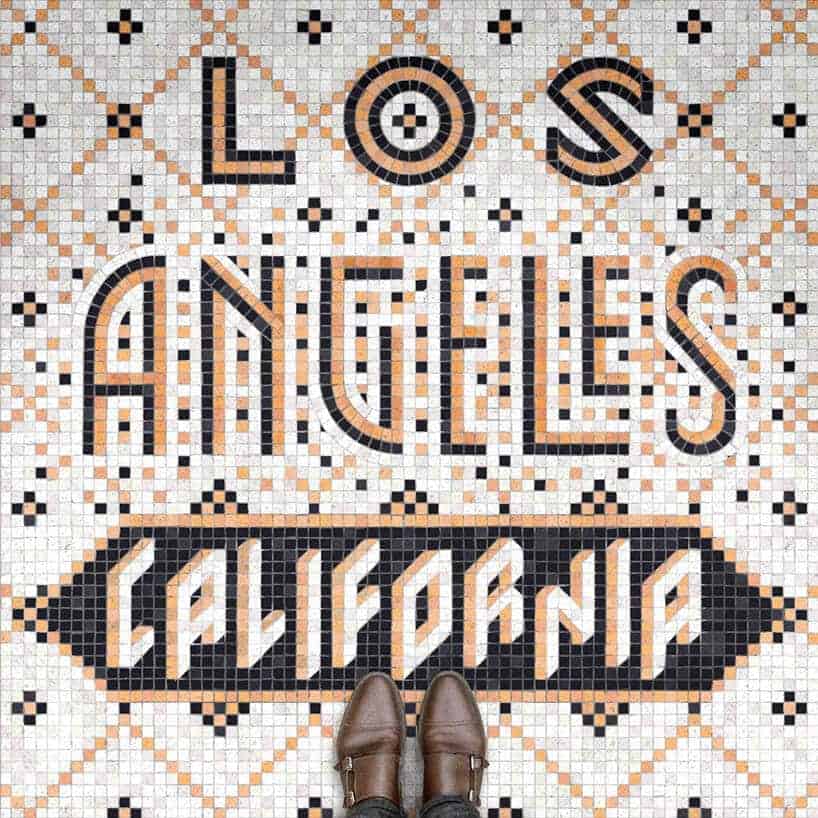 voeten op een tegelvloer