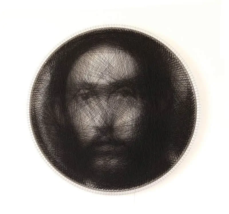 Deze portretten zijn gemaakt met 1 enkele draad 40 Portret van kunstenaar Petros Vrellis