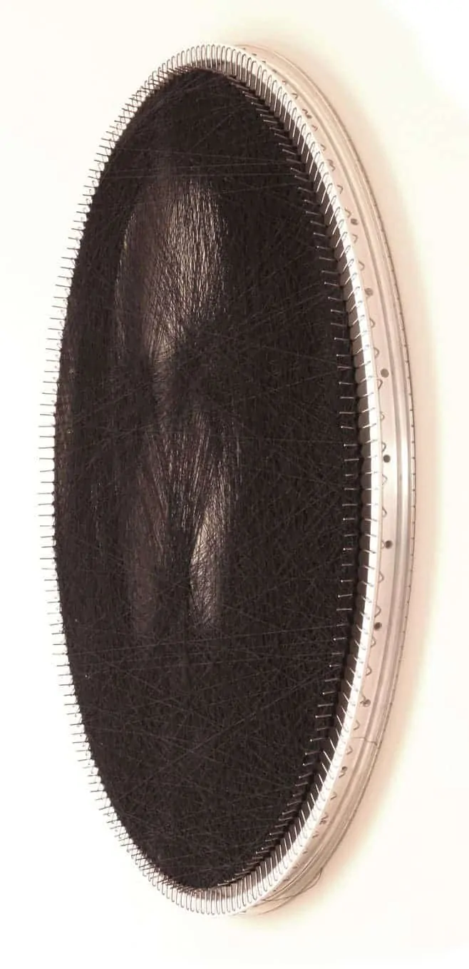 Deze portretten zijn gemaakt met 1 enkele draad 42 Portret van kunstenaar Petros Vrellis